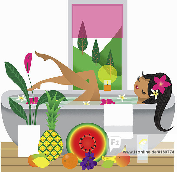 Glückliche Frau in der Badewanne umgeben von Obst