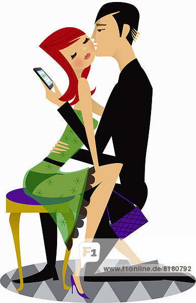 Mann küsst eine Frau und schaut auf sein Handy