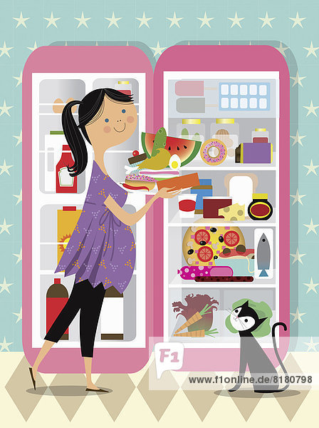 Schwangere Frau mit Lebensmitteln am offenen Kühlschrank
