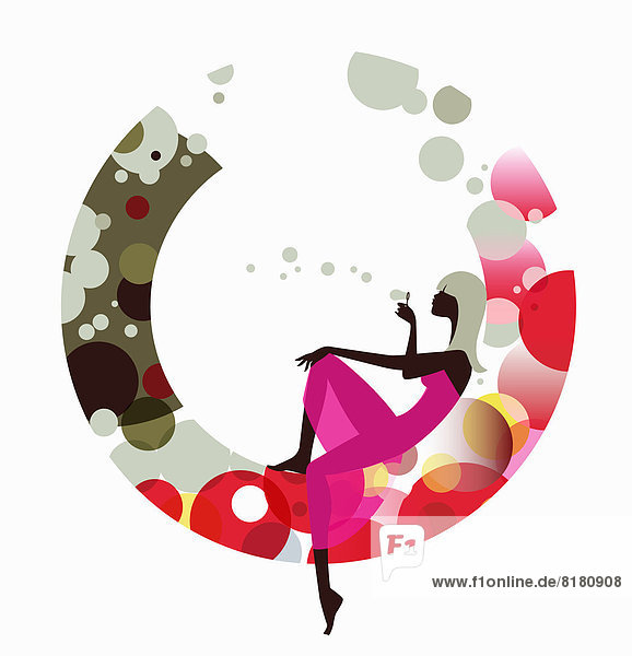 Entspannte Frau macht Seifenblasen in einem Kreis