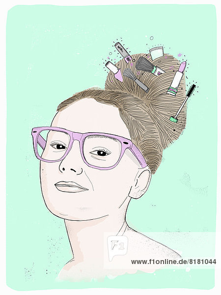 Portrait einer lächelnden Frau mit Kosmetikartikeln im Haar