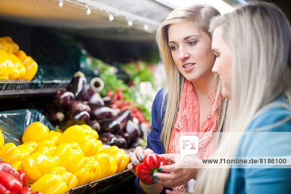 Junge Frauen suchen Paprika im Supermarkt