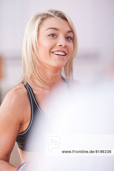 Porträt einer jungen Frau im Fitnessstudio