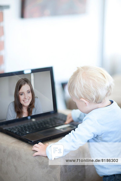 Baby Junge abgelenkt auf Videoanruf an Mutter