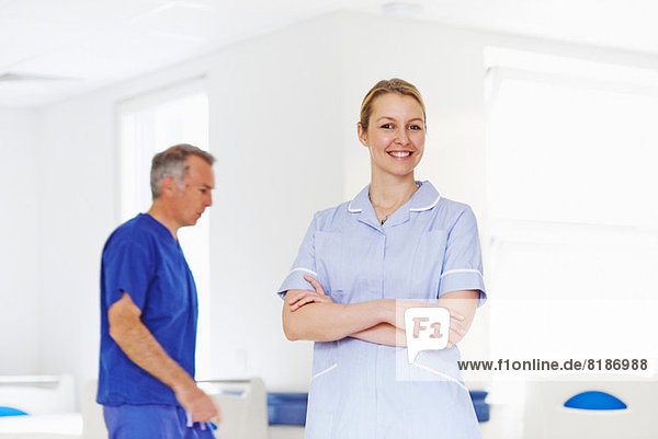 Porträt der Krankenschwester mit Arzt im Hintergrund
