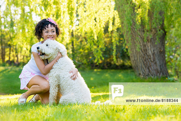 Frau mit Hund auf Gras