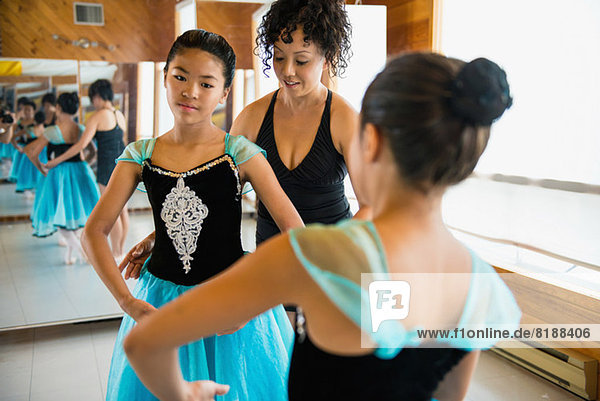 Reife Frau unterrichtet Ballerinas