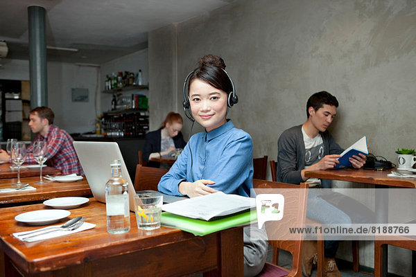 Student im Cafe mit Laptop Portrait