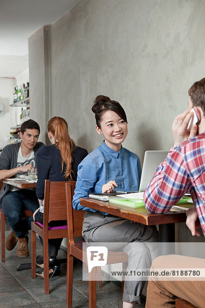 Studenten im Cafe mit Laptop