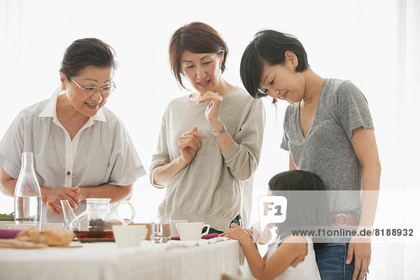 Drei Generationen Familie beim Essen
