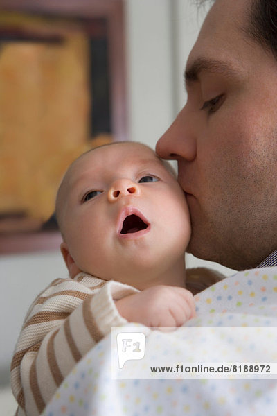 Mittlerer Erwachsener Vater küssend Baby Junge