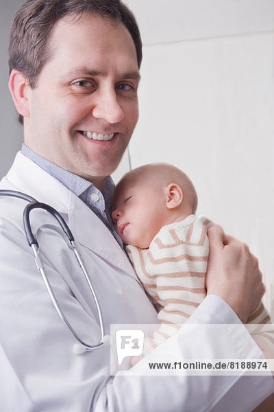 Mittlerer Erwachsener Arzt mit Baby-Boy  Porträt
