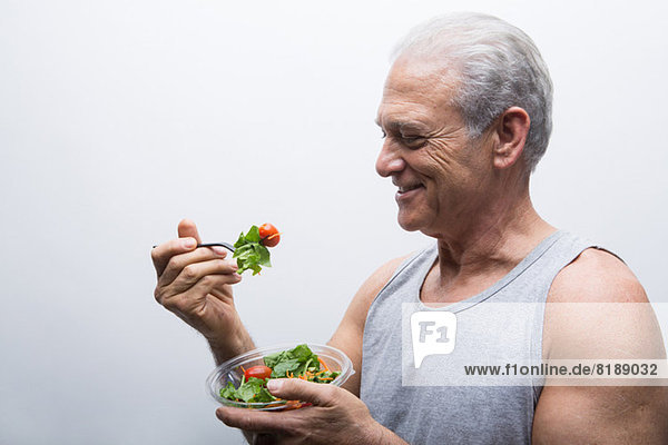 Senior Mann mit Salatschüssel