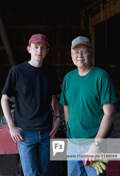 Älterer Bauer und Sohn im Stall  Porträt