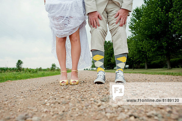 Blick auf die Beine der Paare am Hochzeitstag