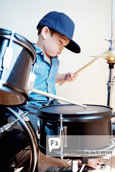 Männliches Kleinkind spielt Schlagzeug