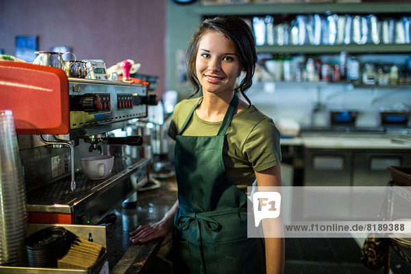 Porträt der Teenager-Kellnerin im Kaffeehaus
