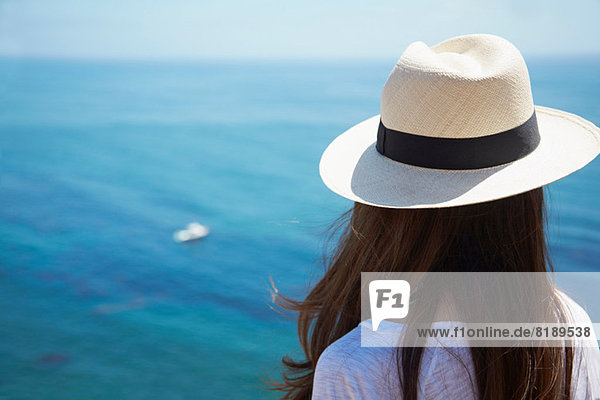 Junge Frau mit Blick aufs Meer  Palos Verdes  Kalifornien  USA