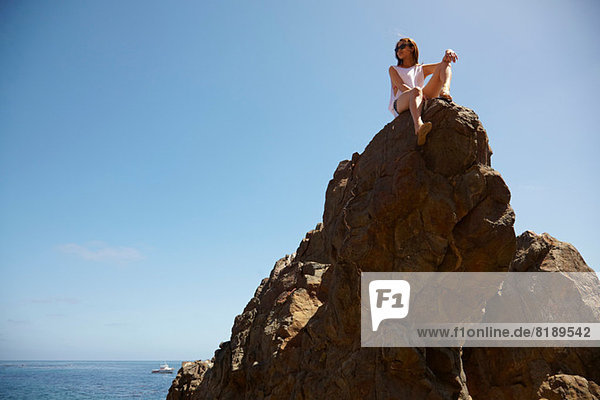 Junge Frau auf Felsen  Palos Verdes  Kalifornien  USA