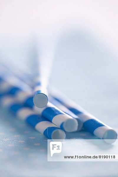 Blau-weiss gestreifte Strohhalme