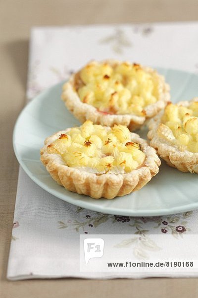 Puff pastry tartlets with camembert and potato mash