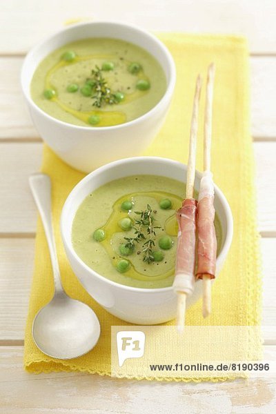 Green pea soup with grissini
