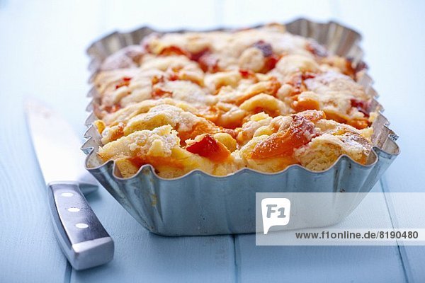 Aprikosenkuchen mit Messer