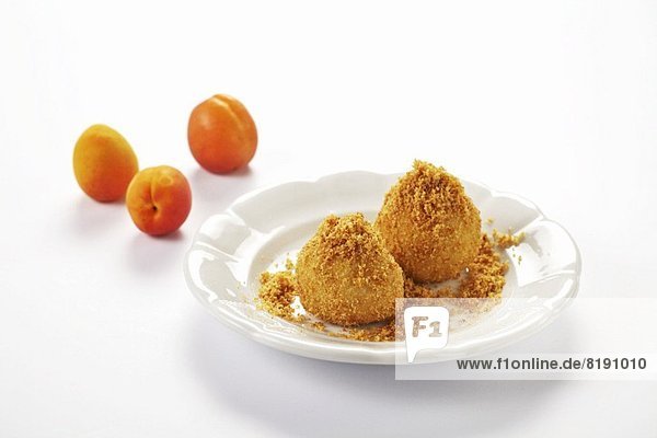 Marillenknödel mit Semmelbröseln