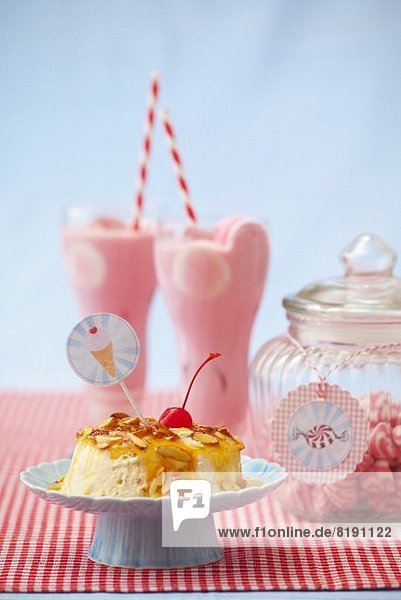 Semifreddo mit Mandeln  Honig und Belegkirsche  Erdbeershakes und Bonbons