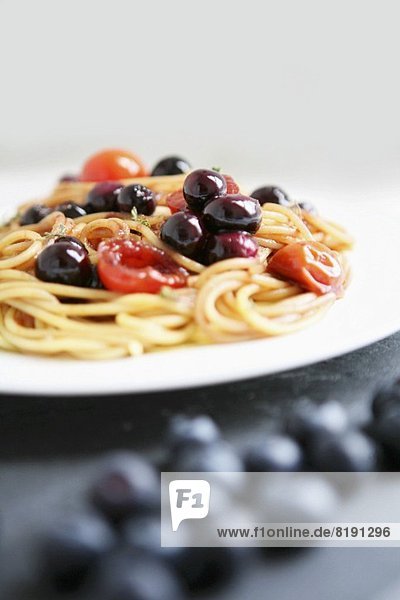 Spaghetti mit schwarze Oliven und Kirschtomaten