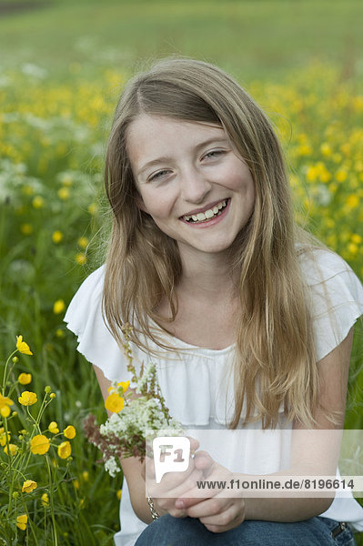 Porträt eines Mädchens mit Blumen  lächelnd