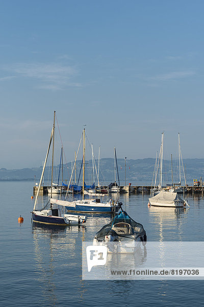 Deutschland Wasserburg Blick auf Parkboote im Hafen