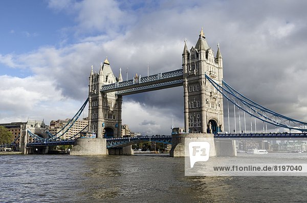 Großbritannien  London  Blick auf die Tower Bridge an der Themse
