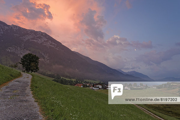 Österreich  Tirol  Blick auf Achenkirch bei Sonnenuntergang
