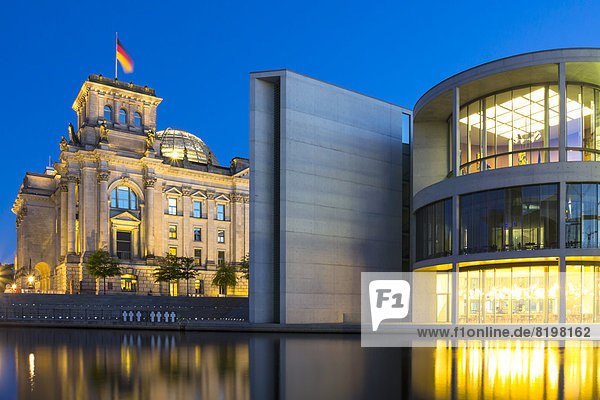 Deutschland  Berlin  Blick auf Reichstag und Paul-Loebe-Haus in der Abenddämmerung