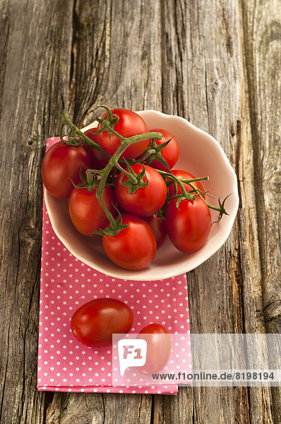 Schale mit Tomaten auf Serviette  Nahaufnahme