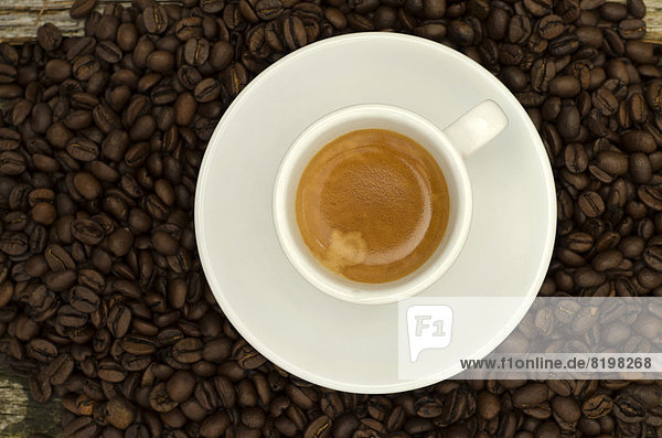 Tasse Espresso mit Kaffeebohnen  Nahaufnahme