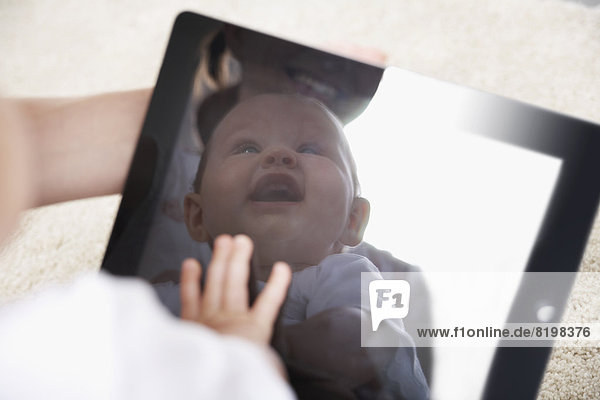 Deutschland  Nordrhein-Westfalen    Mutter mit Kleinkind mit digitalem Tablett  Nahaufnahme
