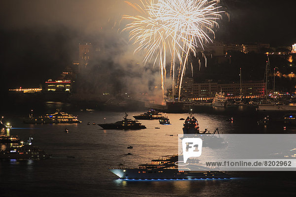 über Mütze frontal Yacht Ass Feuerwerk Monaco