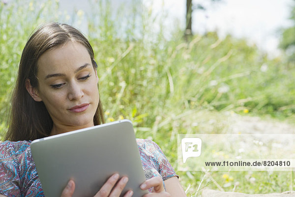 Frau mit digitalem Tablett im Freien