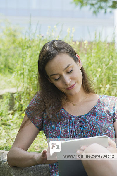 Frau mit digitalem Tablett im Freien