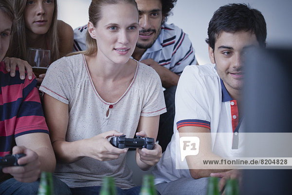 Freunde  die zusammen Videospiele spielen
