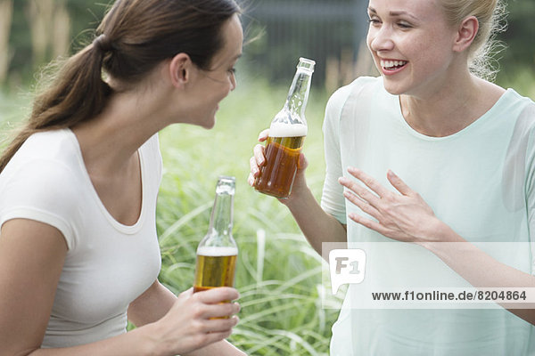 Frauen  die zusammen Bier trinken