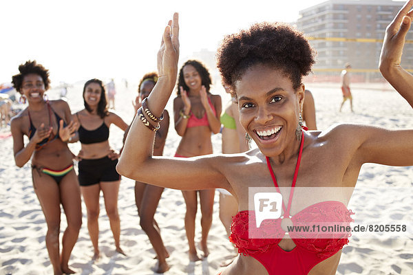 Frauen Lächeln gemeinsam am Strand