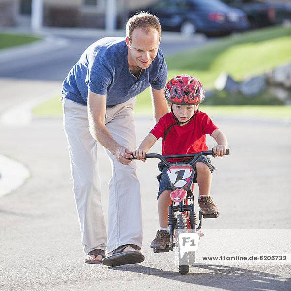Europäer  unterrichten  Menschlicher Vater  Sohn  fahren  Fahrrad  Rad  mitfahren