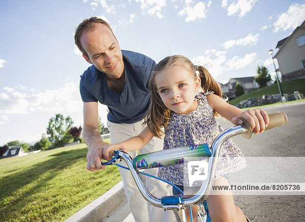 Europäer  unterrichten  Menschlicher Vater  fahren  Fahrrad  Rad  Tochter  mitfahren