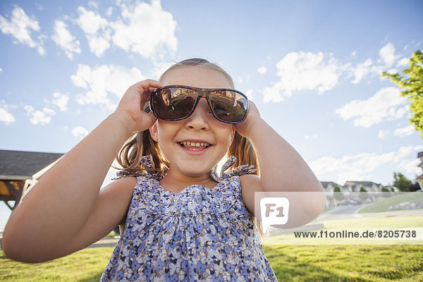 Außenaufnahme  Europäer  Kleidung  Sonnenbrille  Mädchen  freie Natur