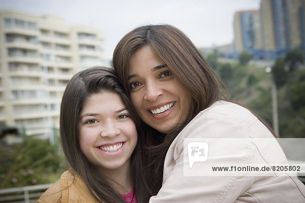 Außenaufnahme  lächeln  Hispanier  Tochter  Mutter - Mensch  freie Natur