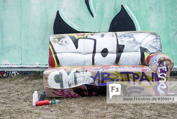 bedecken Couch Straße Großstadt Graffiti