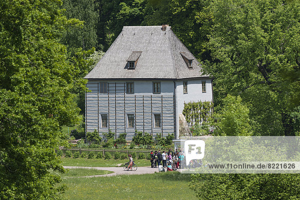 Goethe's garden house  a group of visitors in front  Park an der Ilm